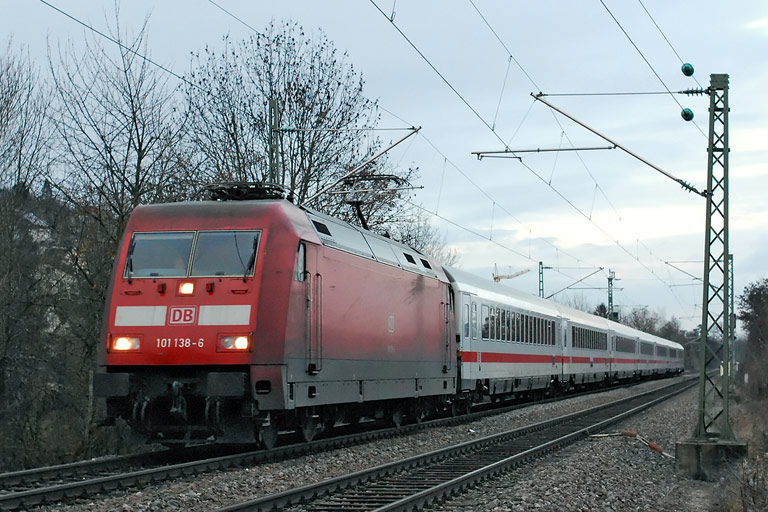 101 138 mit ICE 2805 bei km 12,8 (Januar 2007)