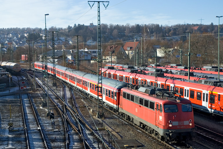 110 426 mit RE 19012 bei km 16,0 (Dezember 2007)