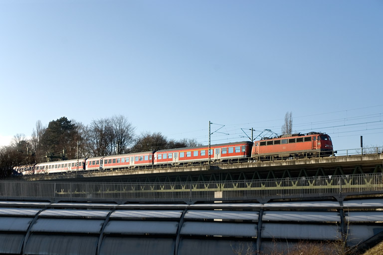 110 454 mit RE 19010 bei km 14,6 (Dezember 2007)
