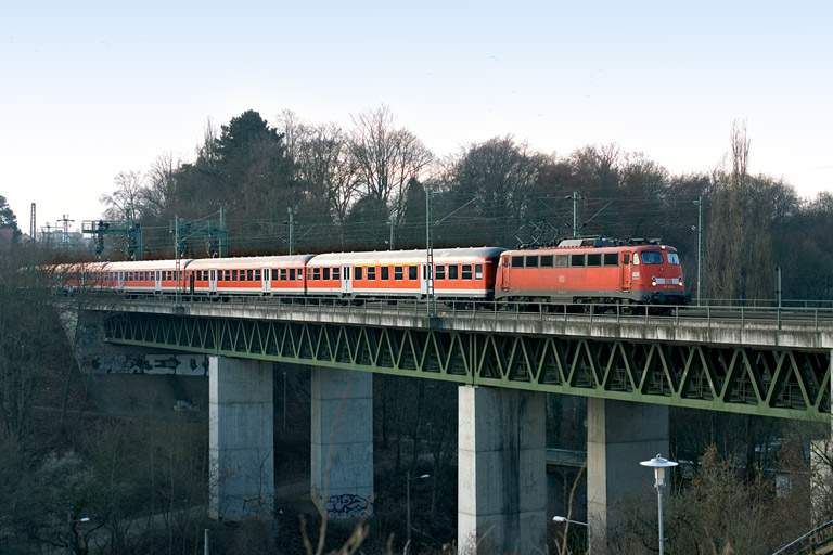 110 454 mit RE 19010 bei km 14,6 (Dezember 2007)