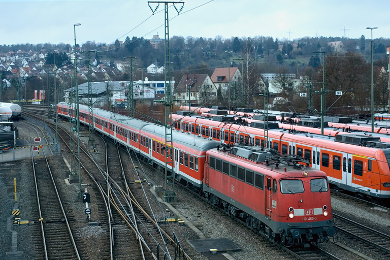 110 460 mit RE 19012 bei km 16,0 (Dezember 2007)