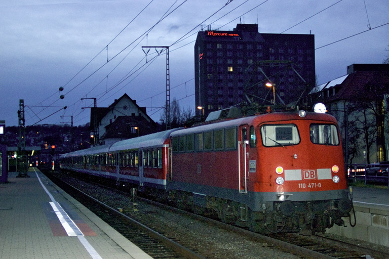 110 471 mit RE 19011 bei km 15,6 (Dezember 2007)