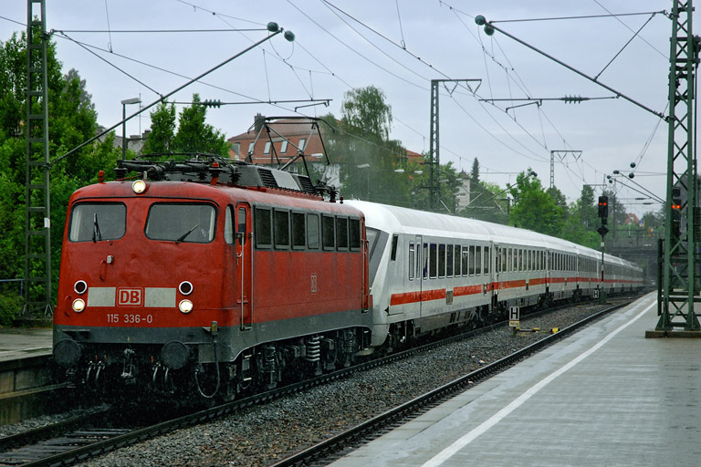 115 336 mit IC 2813 bei km 15,6 (Mai 2007)