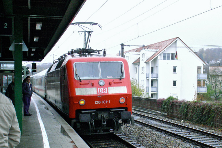 120 101 mit IC 2805 bei km 16,6 (November 2007)