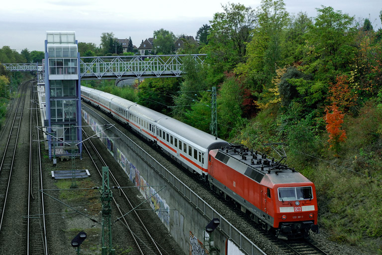 120 101 mit IC 2805 bei km 14,0 (September 2007)