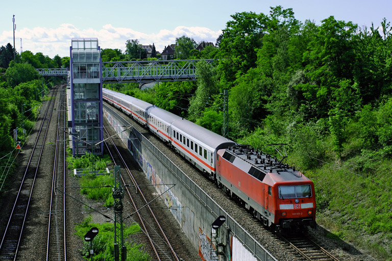 120 105 mit IC 2803 bei km 14,0 (Juni 2007)