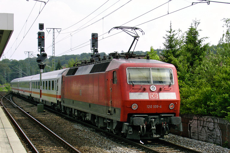 120 109 mit IC 2805 bei km 16,8 (Juni 2007)