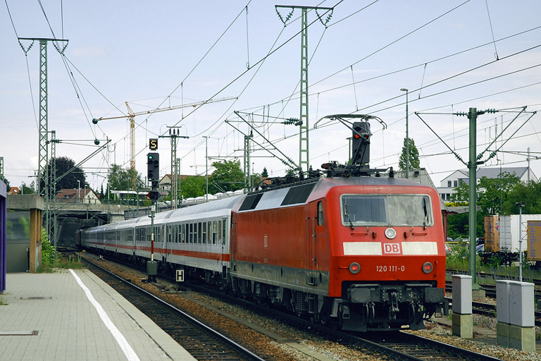 120 111 mit IC 2802 bei km 15,6 (Juni 2007)