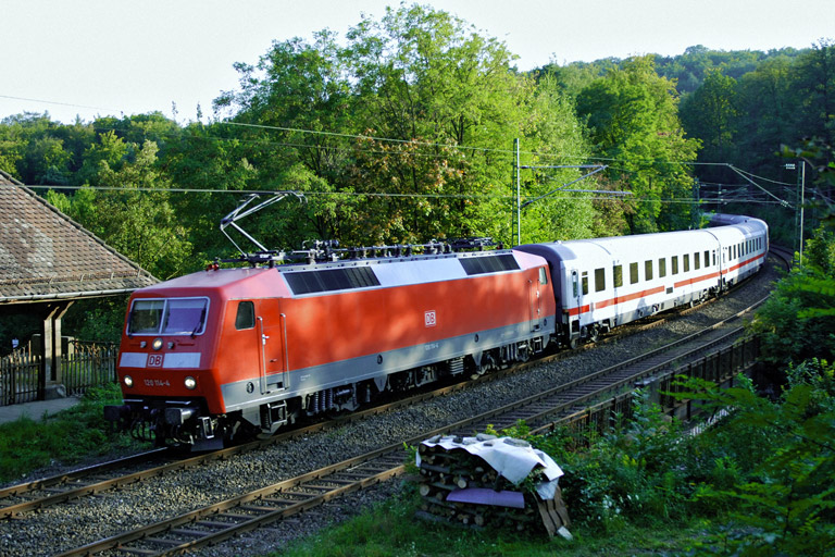 120 114 mit IC 2802 bei km 11,0 (September 2007)