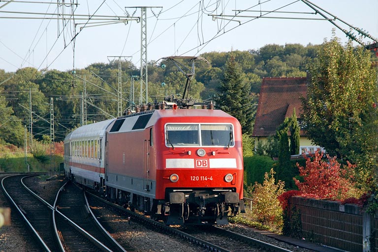 120 114 mit IC 2803 bei km 16,8 (September 2007)