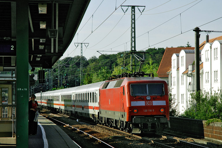 120 118 mit IC 2805 bei km 16,6 (Juni 2007)