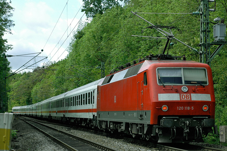 120 118 mit IC 2807 bei km 13,0 (Mai 2007)
