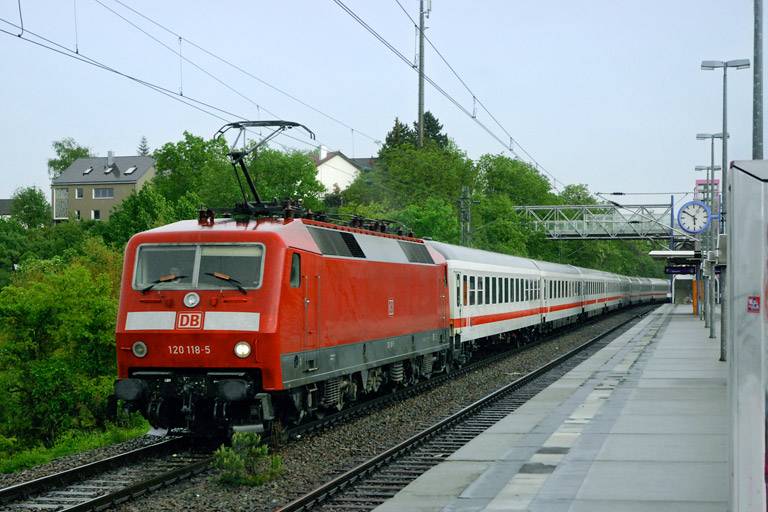 120 118 mit IC 2808 bei km 14,2 (Mai 2007)