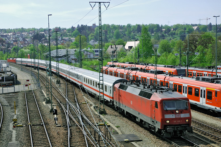 120 120 mit IC 2802 bei km 16,0 (April 2007)