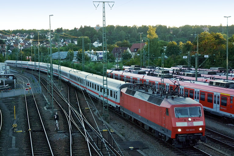120 123 mit IC 2804 bei km 16,0 (August 2007)