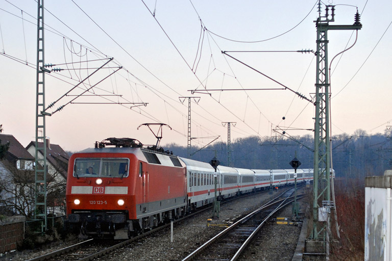 120 123 mit IC 2806 bei km 16,8 (Dezember 2007)
