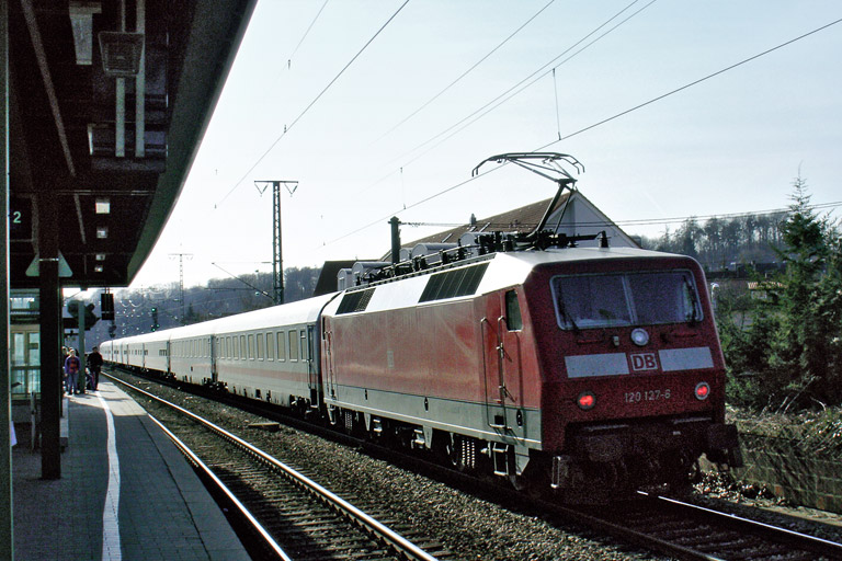 120 127 mit IC 2801 bei km 16,6 (Februar 2007)