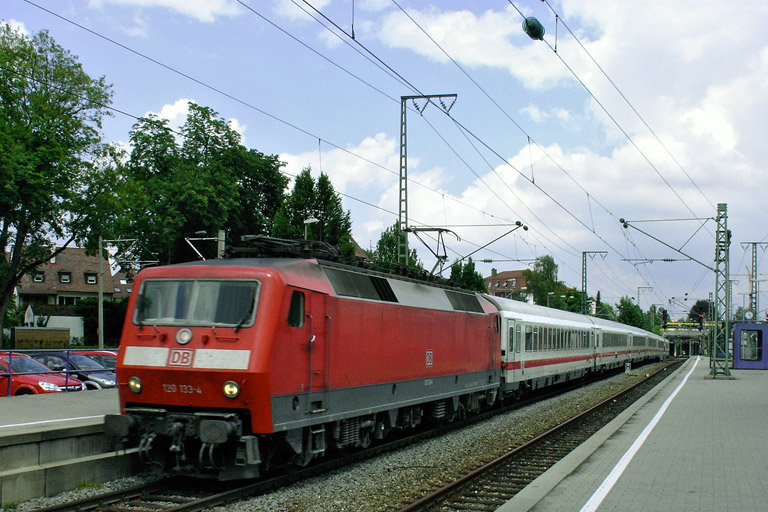 120 133 mit IC 2805 bei km 15,6 (Juni 2007)