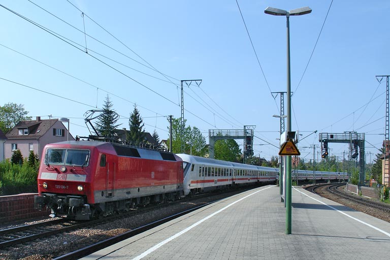 120 136 mit IC 2805 bei km 16,6 (April 2007)