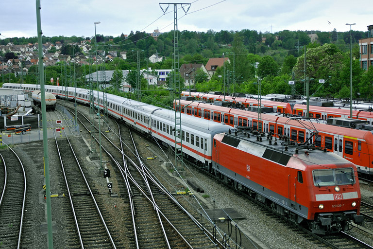 120 136 mit IC 2810 bei km 16,0 (Mai 2007)