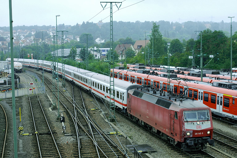 120 142 mit Lr 78902 bei km 16,0 (August 2007)