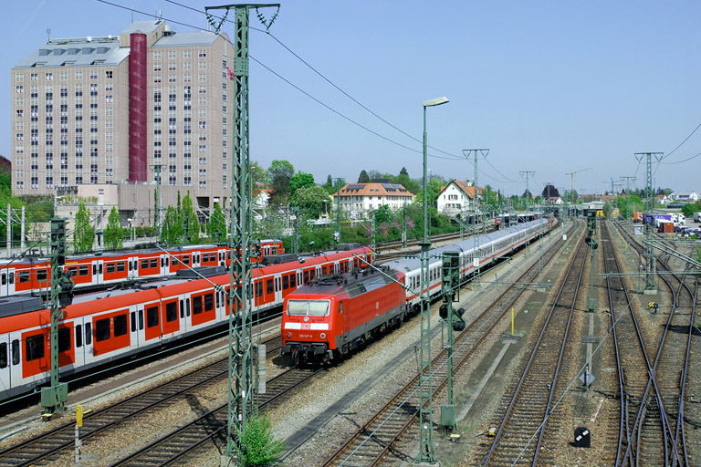 120 147 mit IC 2802 bei km 15,8 (April 2007)