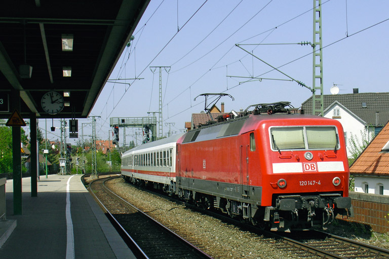 120 147 mit IC 2802 bei km 16,6 (April 2007)