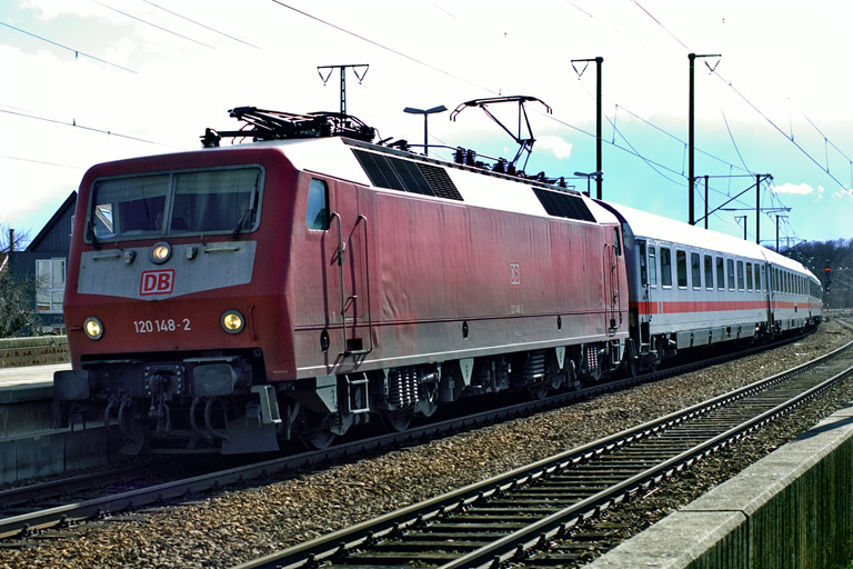 120 148 mit IC 2800 bei km 16,6 (M&auml;rz 2007)