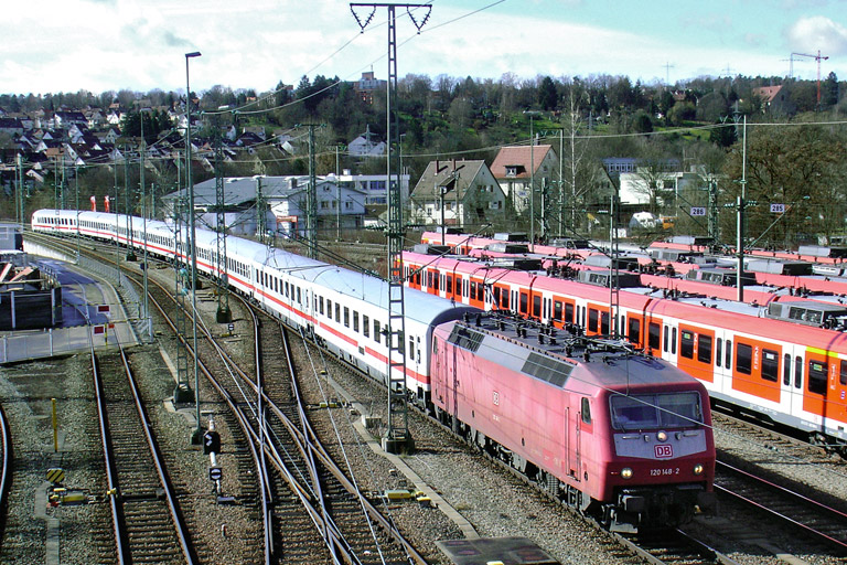 120 148 mit IC 2800 bei km 16,0 (M&auml;rz 2007)