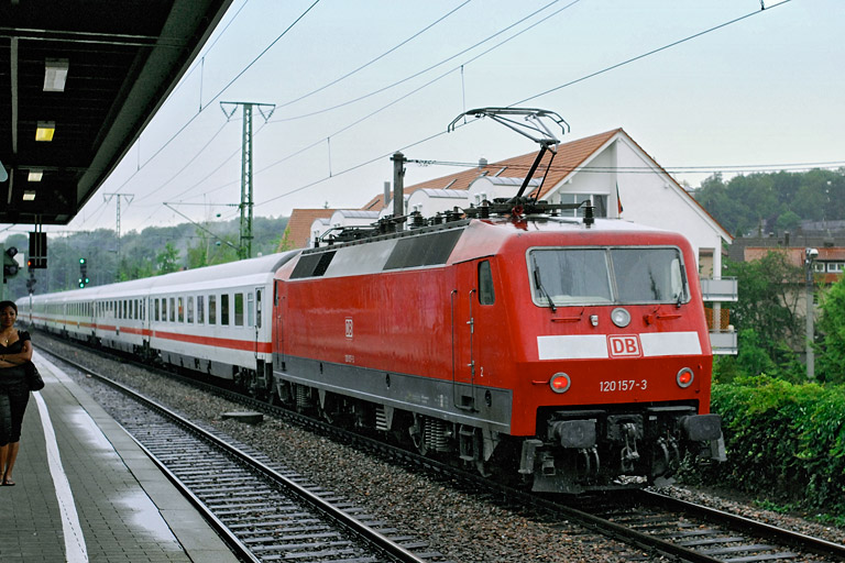 120 157 mit IC 2805 bei km 16,6 (Juni 2007)