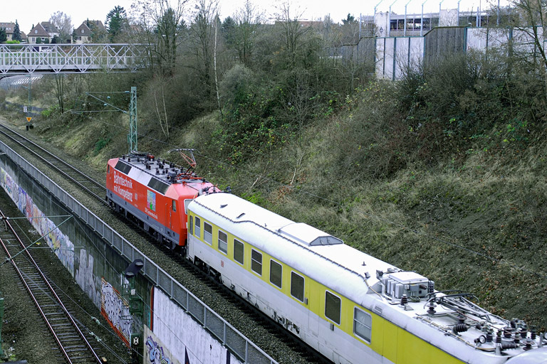 120 502 mit Mess-ST 92208 bei km 14,0 (Dezember 2007)