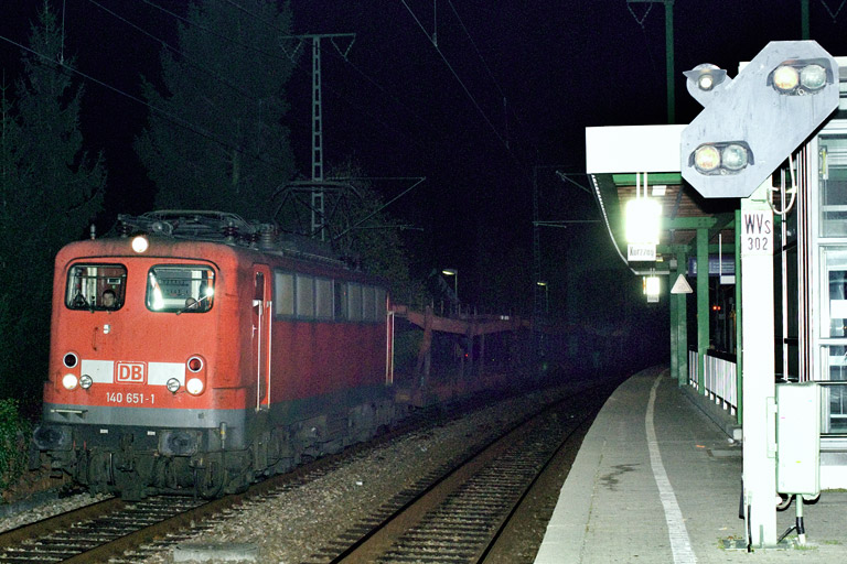 140 651 mit CFN 63106 bei km 16,6 (Oktober 2007)