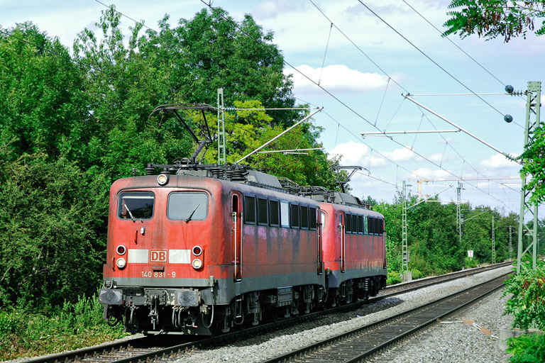 140 831 und 140 768 als Tfzf 68706 bei km 12,8 (Juli 2007)