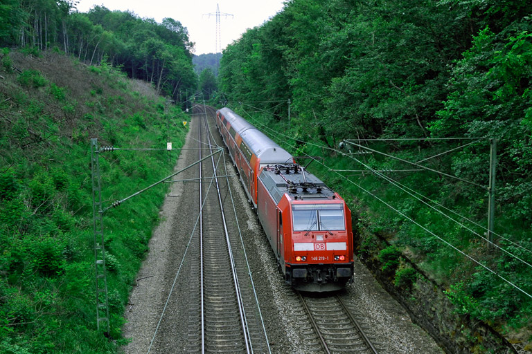 146 219 mit RE 19680 bei km 19,0 (Juni 2007)