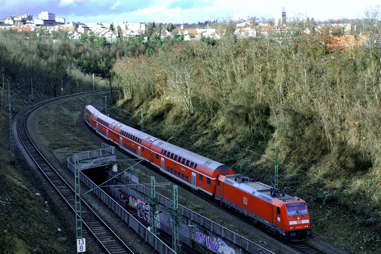 146 222 mit RE 19654 bei km 13,8 (Dezember 2007)