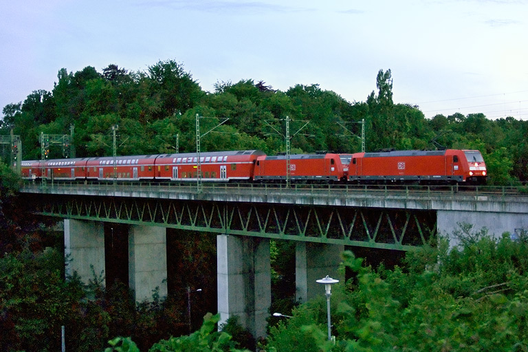 146 210 und 146 208 mit RE 19688 bei km 14,6 (Juni 2007)