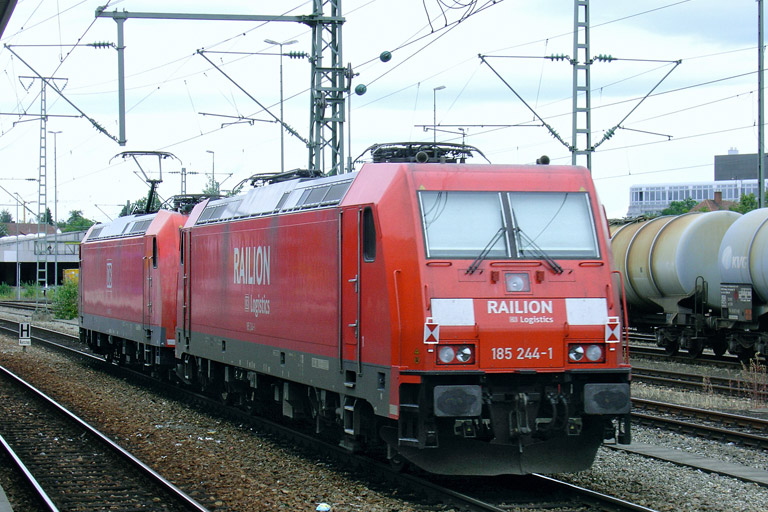185 007 und 185 244 bei km 15,6 (Juli 2007)