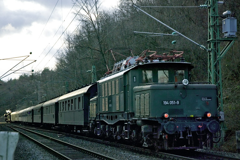 194 051 mit DPE 85972 bei km 13,0 (Dezember 2007)