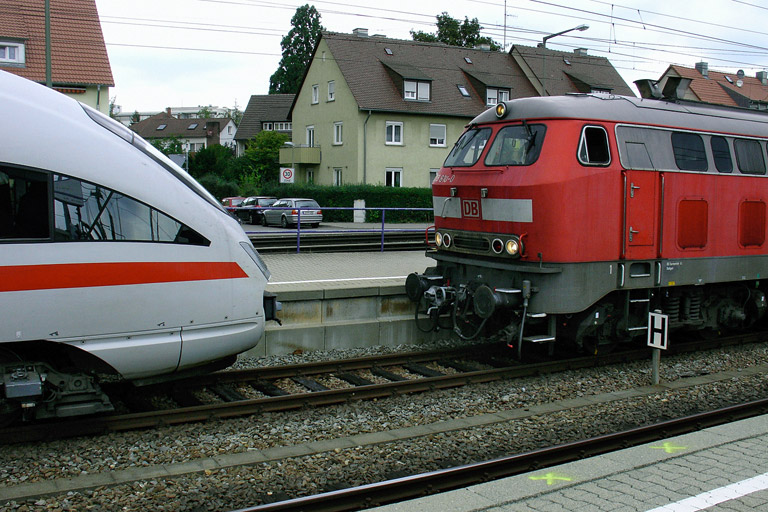 218 810 und 411 082 bei km 15,6 (August 2007)