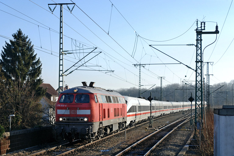 218 810 und 411 084 bei km 16,8 (Dezember 2007)