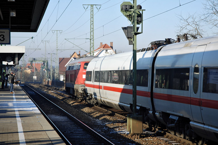 218 810 und 411 084 bei km 16,8 (Dezember 2007)
