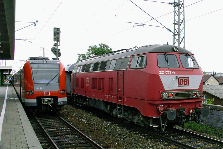 225 059 mit RabZ 94863 bei km 16,8 (Juni 2007)