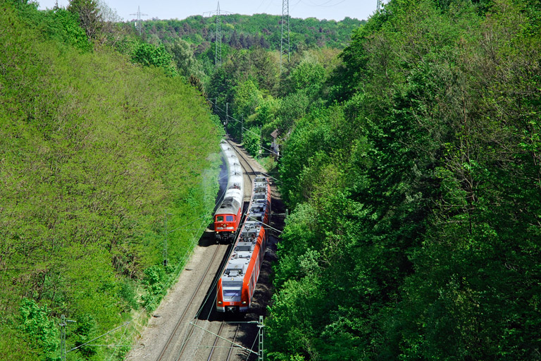 234 292 mit Baureihe 411 und Baureihe 423 bei km 20,0 (Mai 2007)