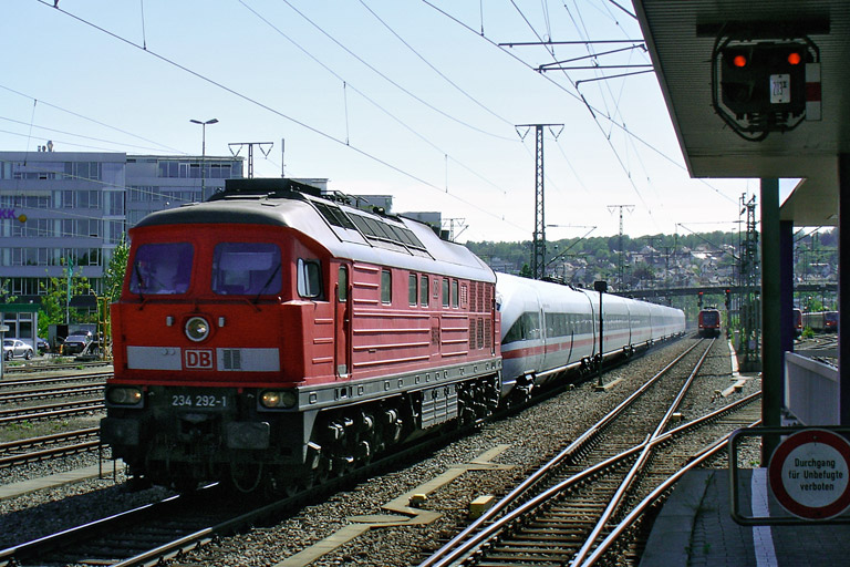 234 292 und Baureihe 411 bei km 15,6 (Mai 2007)