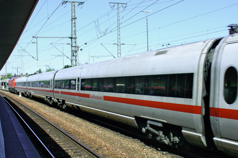 234 292 und Baureihe 411 bei km 15,6 (Mai 2007)