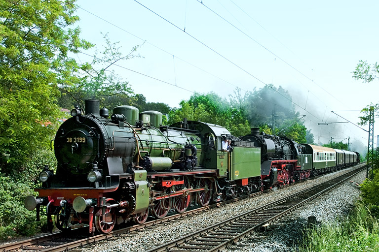 38 3199, 50 3501 und 64 419 mit Dlr 86243 bei km 12,8 (Mai 2007)