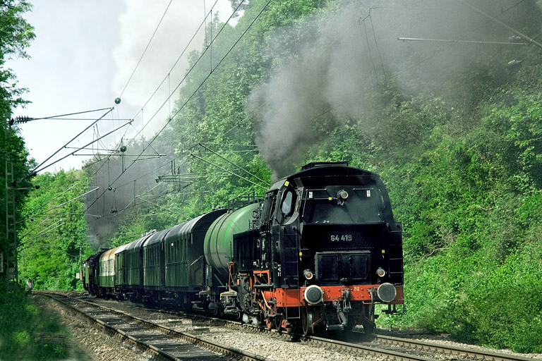 38 3199, 50 3501 und 64 419 mit Dlr 86243 bei km 12,8 (Mai 2007)