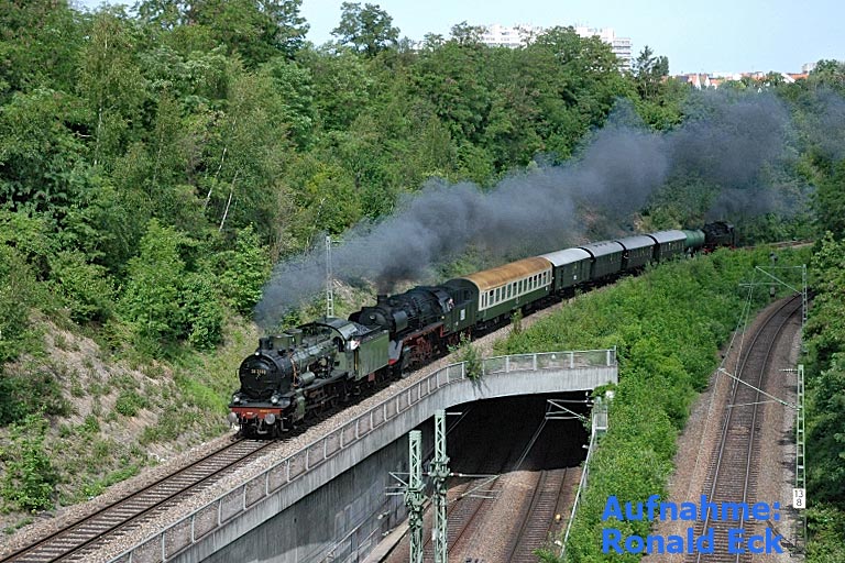 38 3199, 50 3501 und 64 419 mit Dlr 86243 bei km 13,8 (Mai 2007)