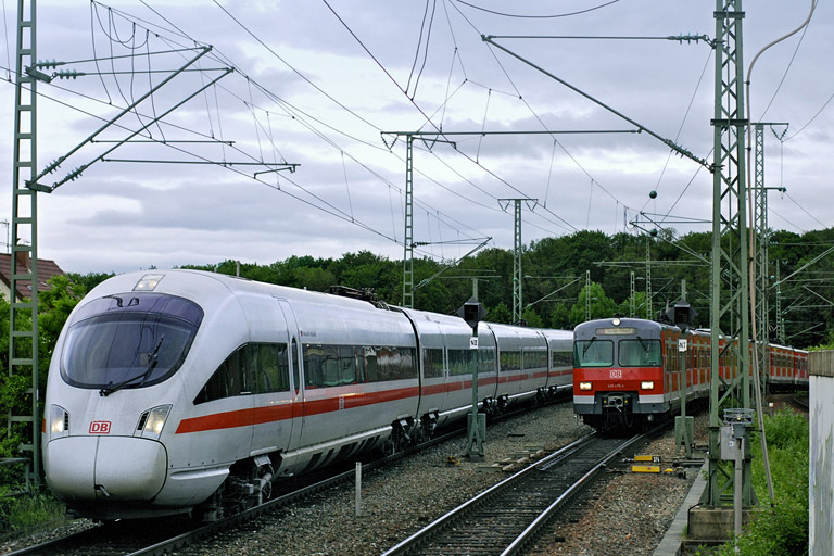 Baureihe 411 als ICE 182 und Baureihe 420 bei km 16,8 (Mai 2007)