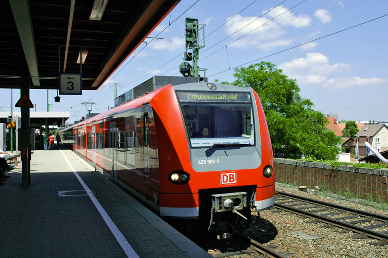 425 302 als RE 19039 bei km 16,8 (Mai 2007)